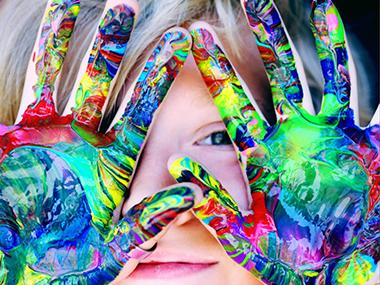 Barn med maling på fingerne 